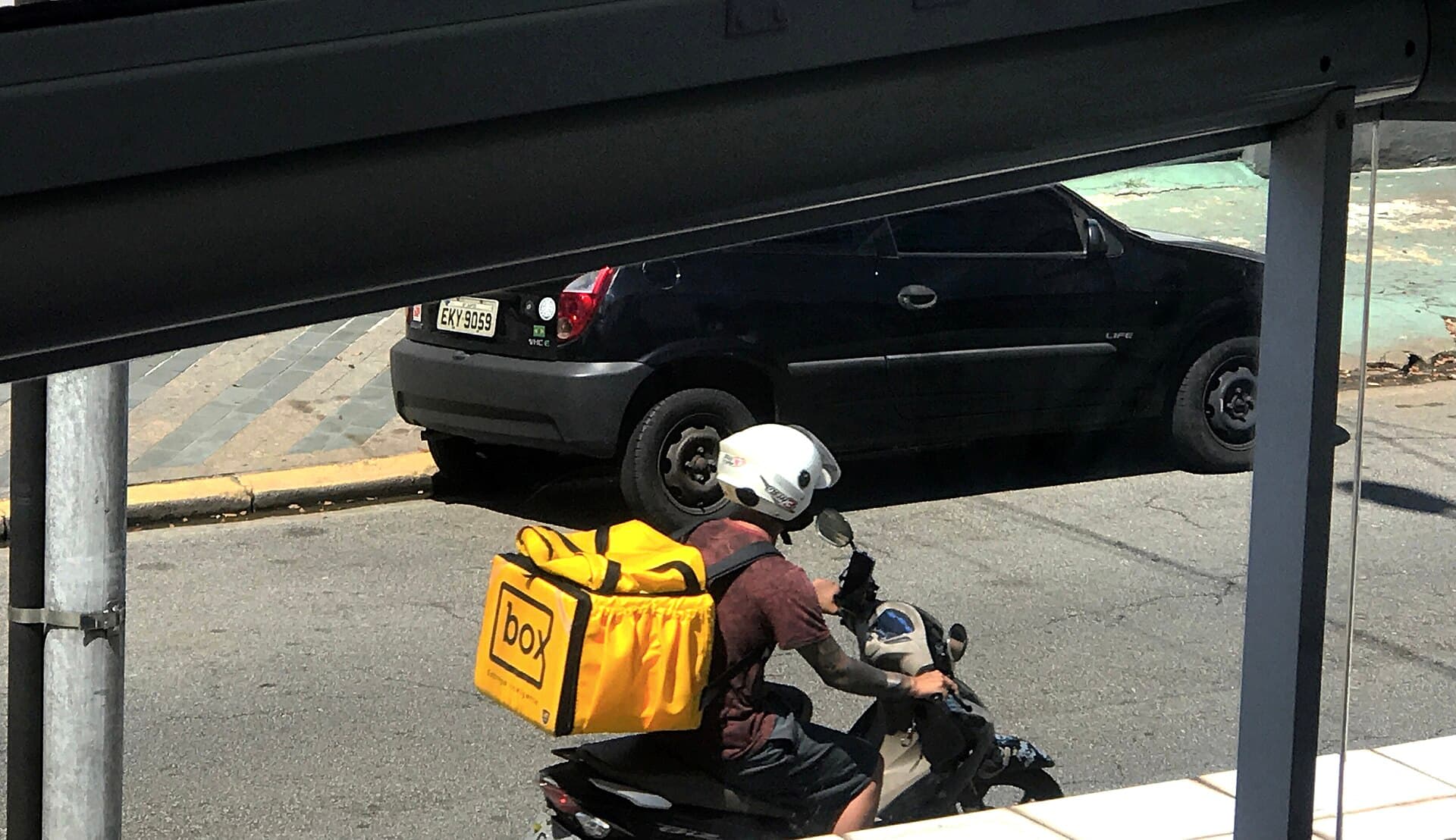 Kurir delivery dengan motor